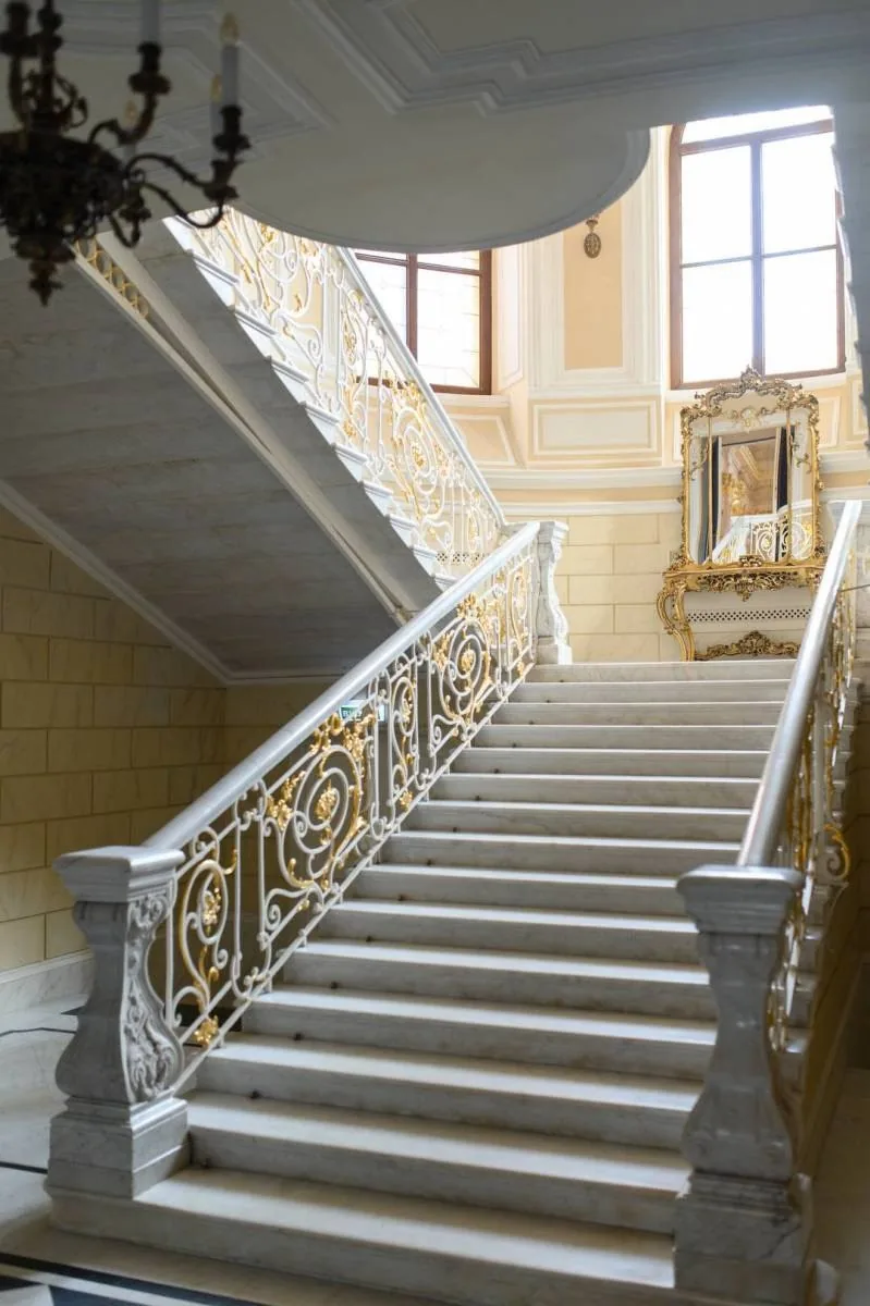 Мраморный марш парадной лестницы
