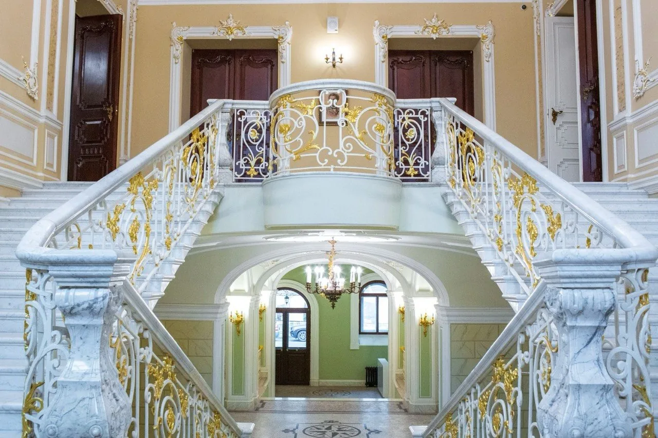Парадная лестница особняка