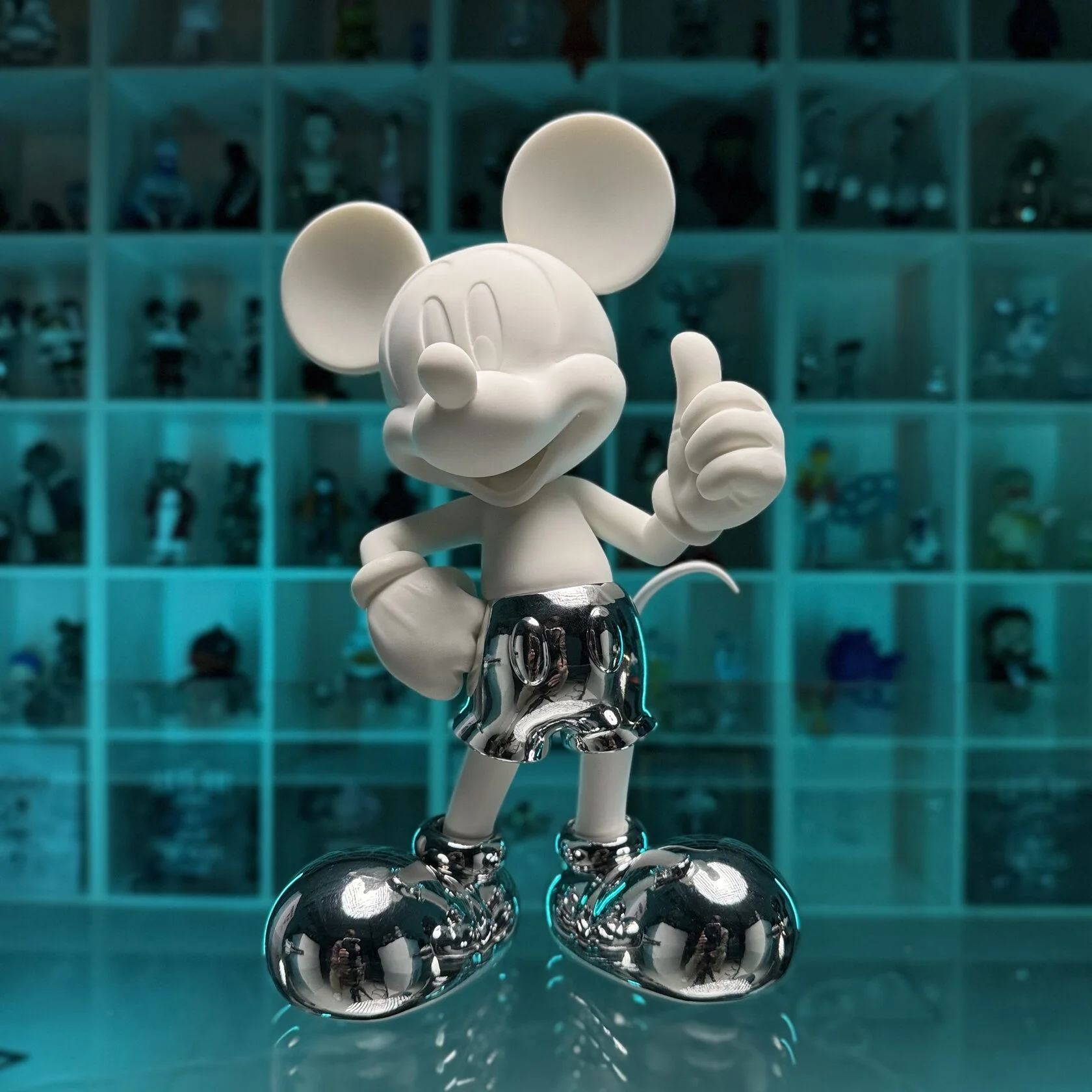 Mickey Mouse Thumb Up (White & Silver Chrome)